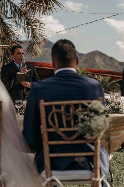 Wedding Officiant in Mustang, OK, to Officiate Wedding Ceremonies