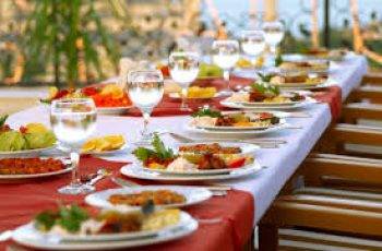 How To Pick Your Wedding Reception Menu Feature img